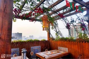 冬天晚上户外吃瓜,户外瓜香四溢的温馨时光