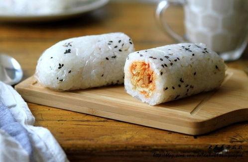 饭团吃瓜吃到自己身上,瓜熟蒂落，竟吃到自己身上！